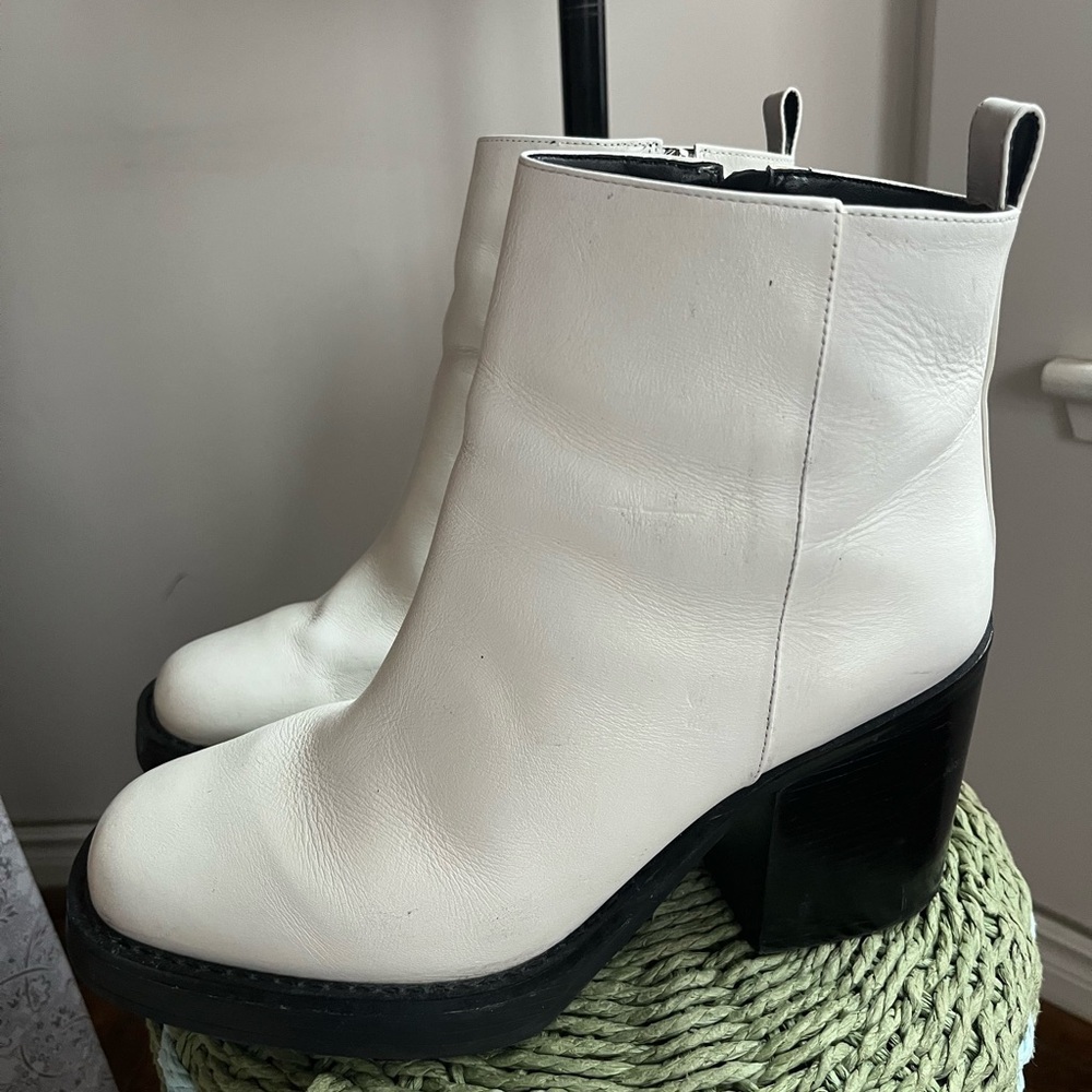 Rotunda White Leather Chucky Heeled Boots size 8